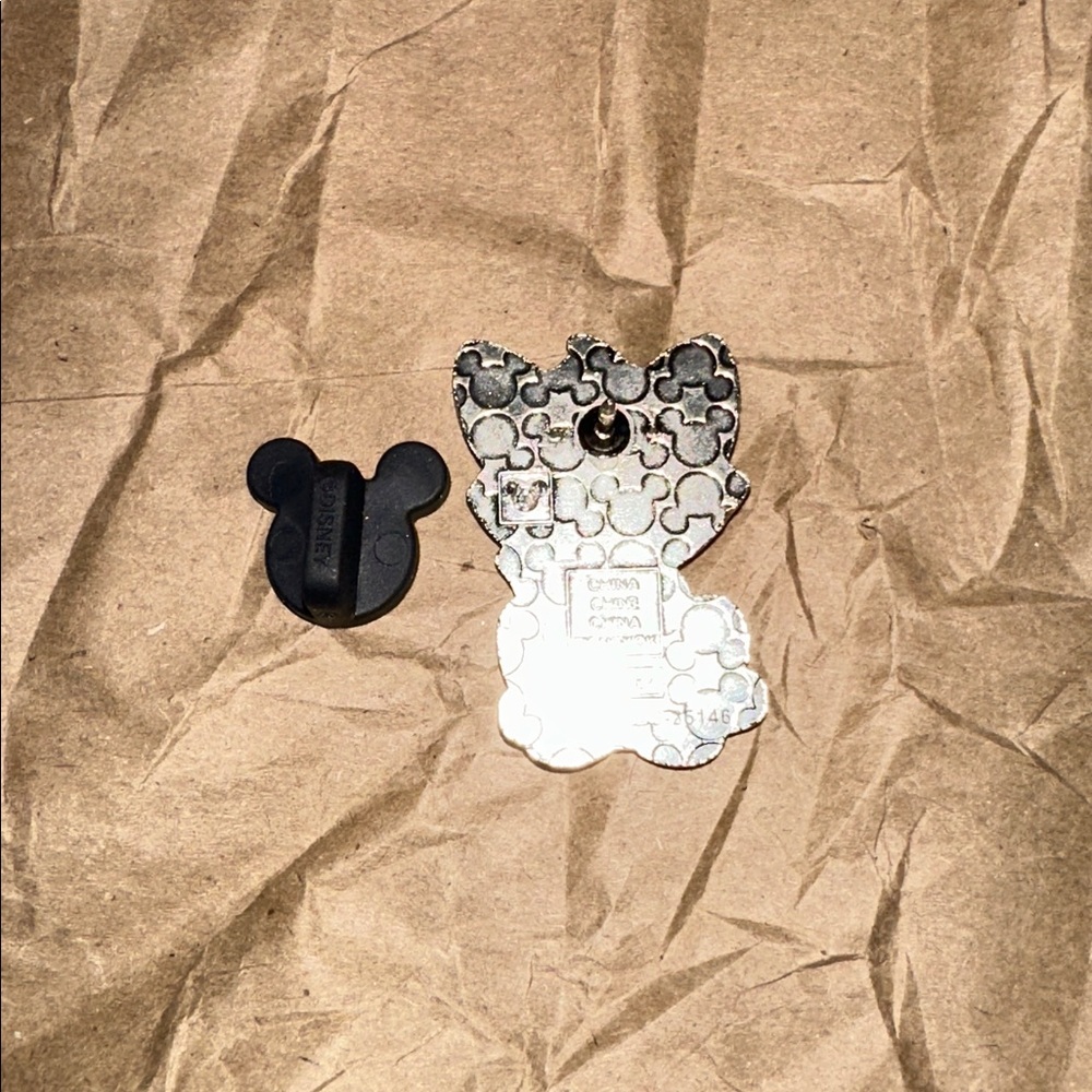 NWOT Pixie Plush Oliver Disney Pin - Picture 2 of 2